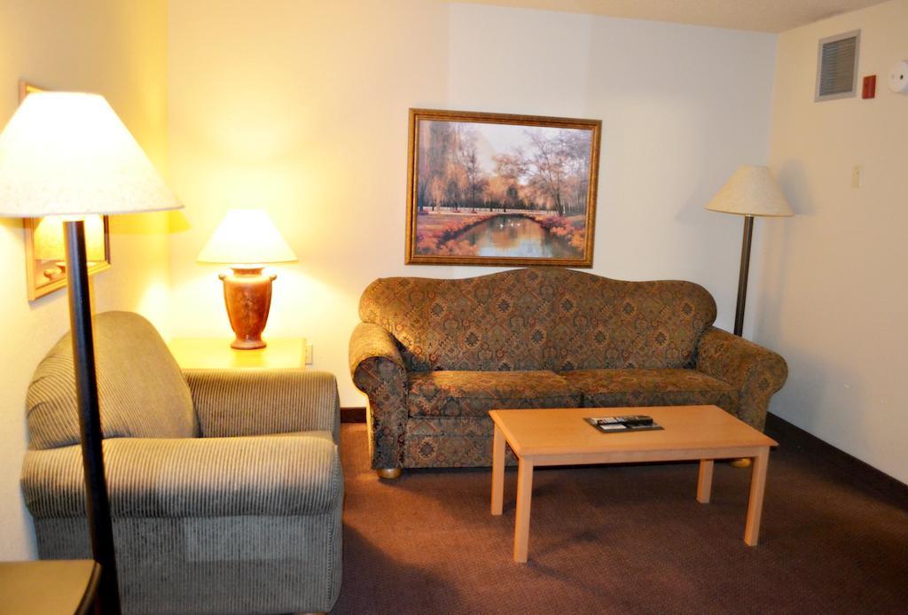 Fossil Creek Hotel & Suites Russell Bilik gambar