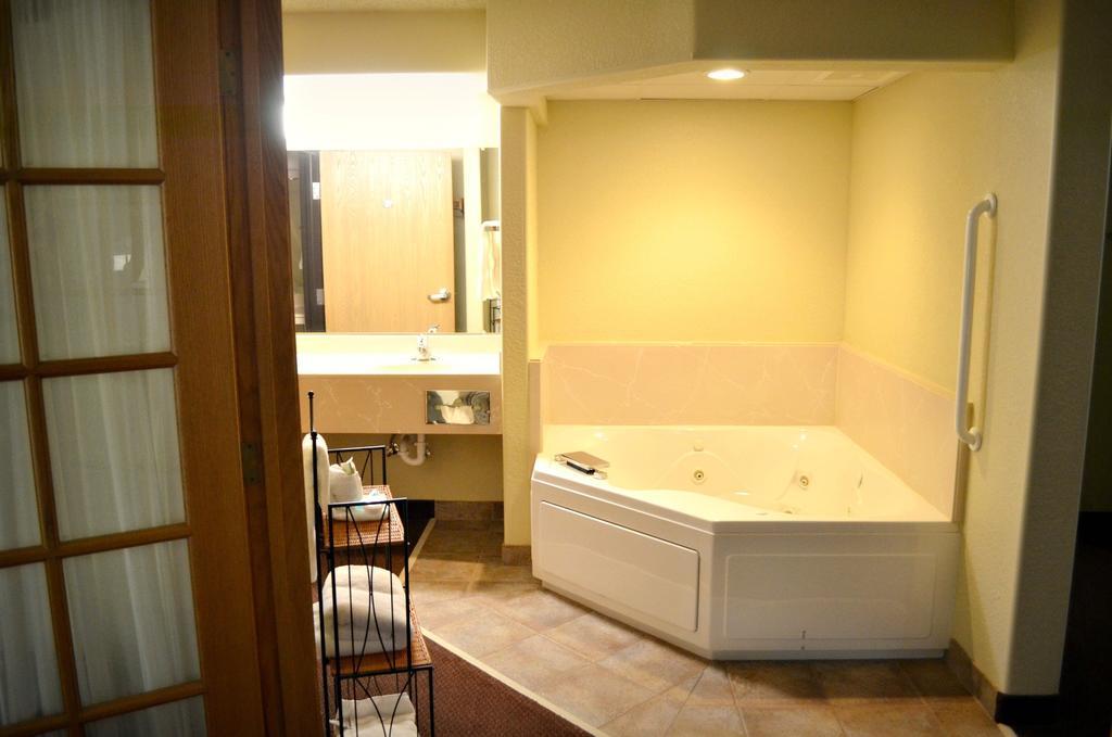 Fossil Creek Hotel & Suites Russell Luaran gambar