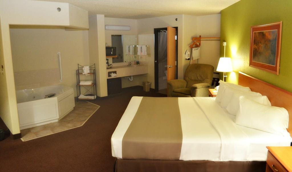 Fossil Creek Hotel & Suites Russell Luaran gambar